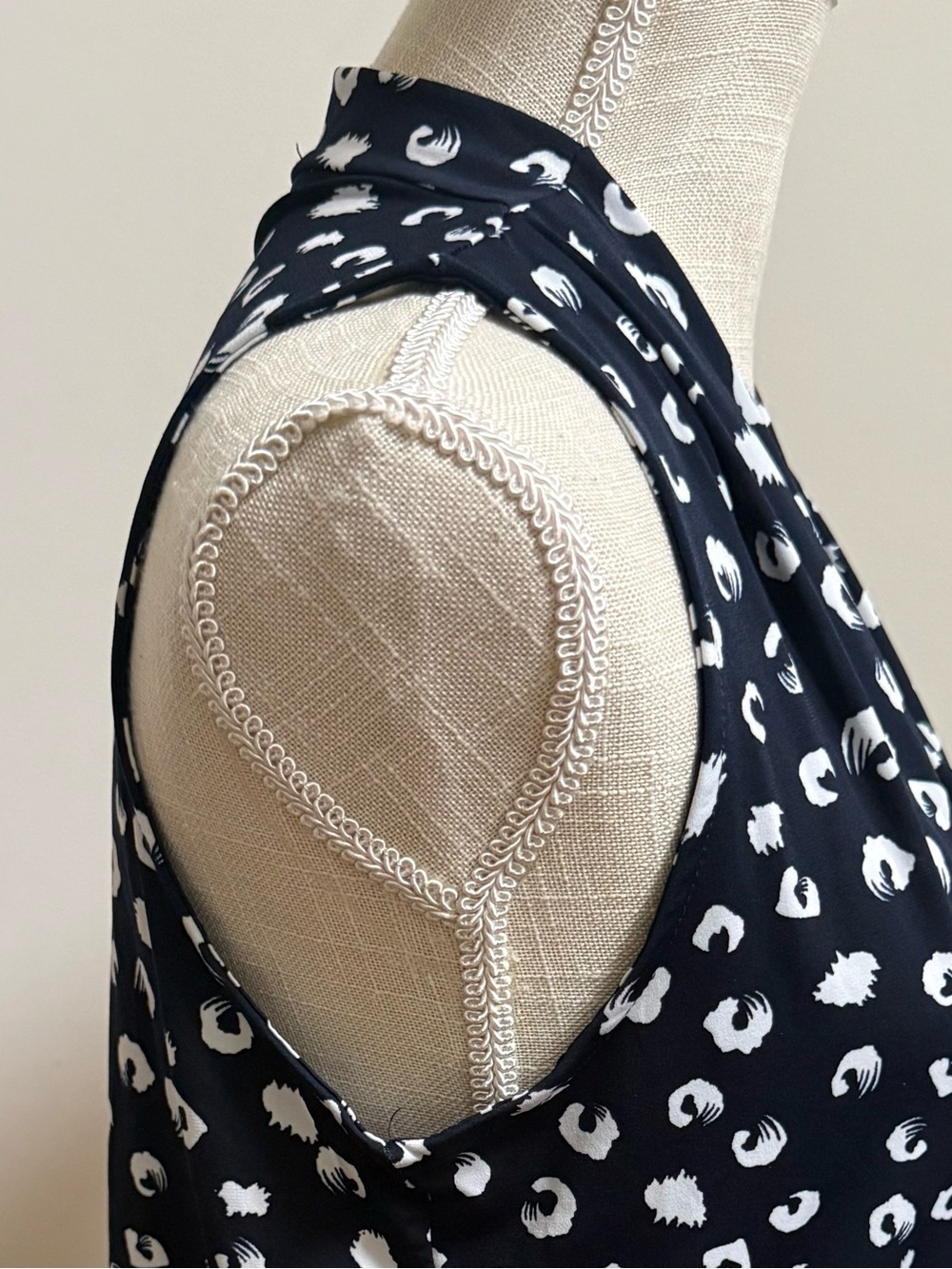 Beacon Navy and White Sleeveless V-Neck Blouse - Picture 4 of 7